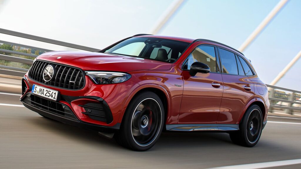 Mercedes-Benz GLC 2025 vermelho na estrada