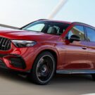 Mercedes-Benz GLC 2025 vermelho na estrada