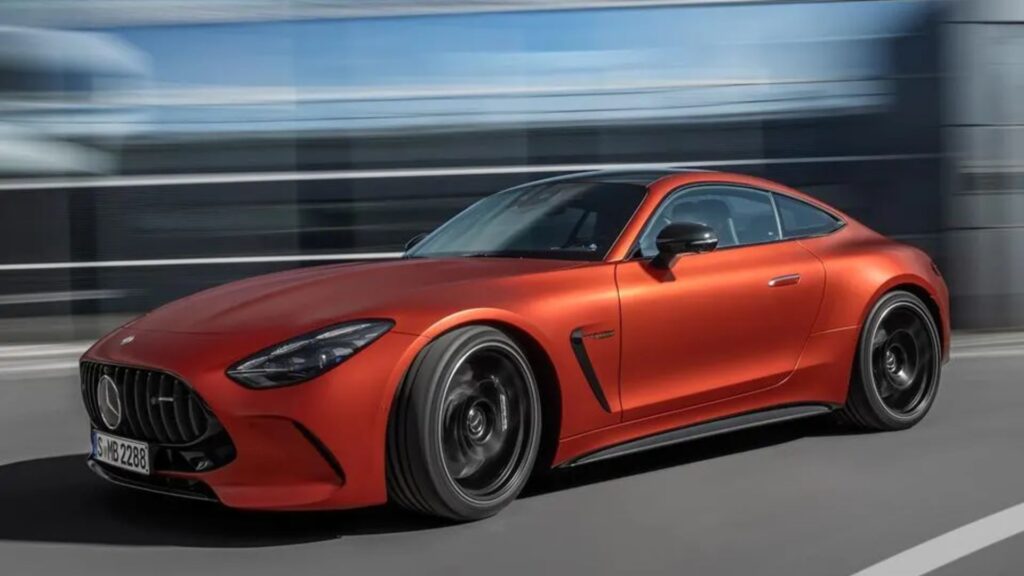Mercedes-AMG GT 2025 na diagonal.