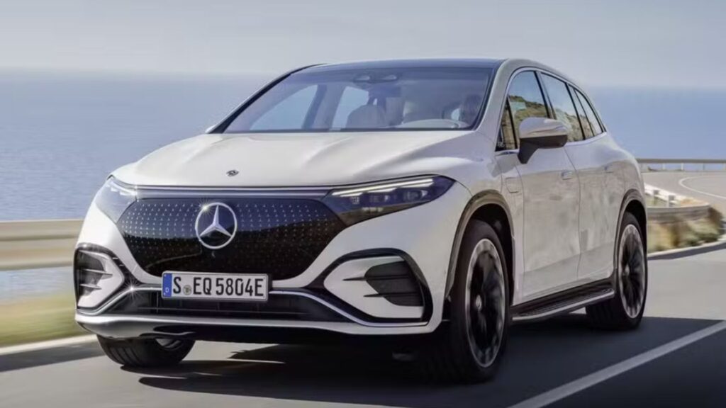 Mercedes-Benz EQA 2025 branco na estrada