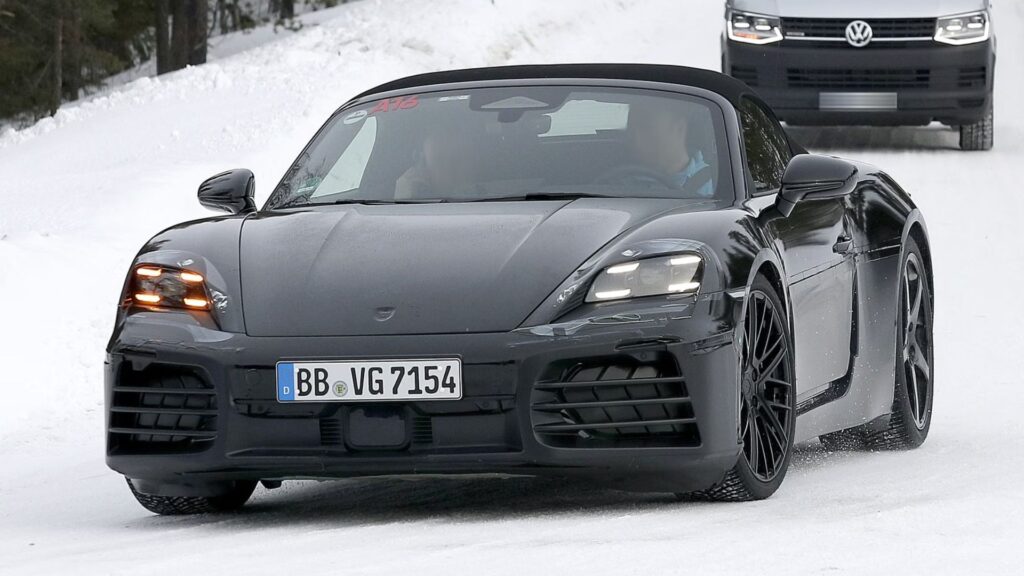 Dianteira da Porsche 911 2025 na neve