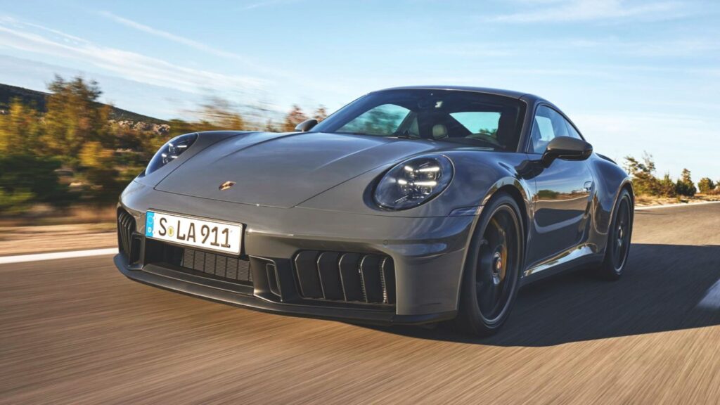 Porsche 911 2025 cinza na estrada