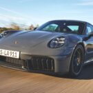 Porsche 911 2025 cinza na estrada