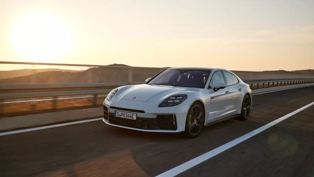 Porsche Panamera 2025 na estrada