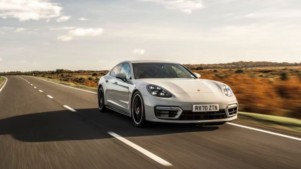 Porsche Panamera na estrada.
