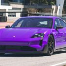 Porsche Taycan 2025 roxo na pista