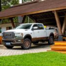 RAM 3500 2025 branca estacionada