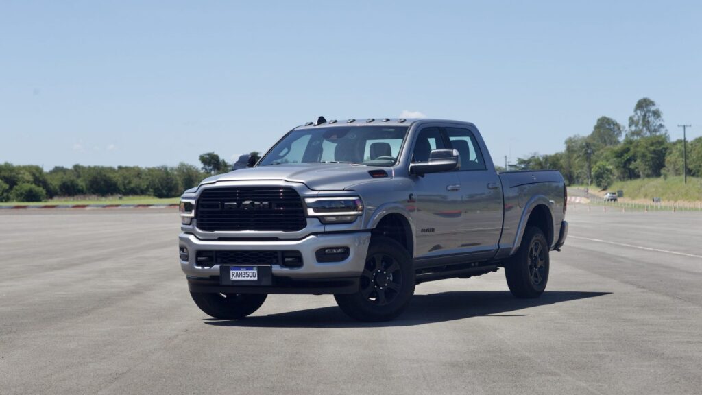 RAM 3500 2025 prata na diagonal