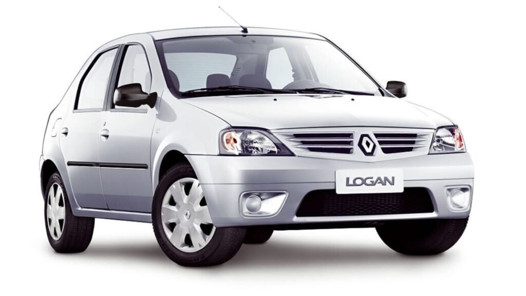 Renault Logan branco na diagonal.