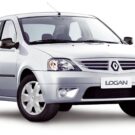 Renault Logan branco na diagonal.