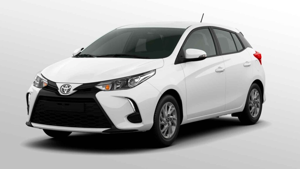 Toyota Yaris 2025 branco na diagonal.