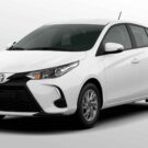 Toyota Yaris 2025 branco na diagonal.
