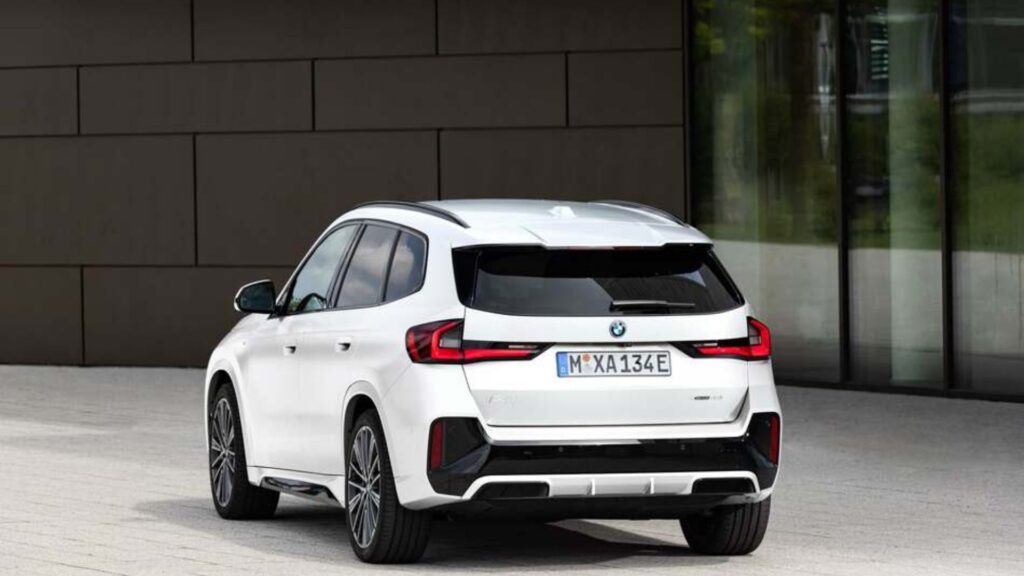 Traseira da BMW iX1 2025
