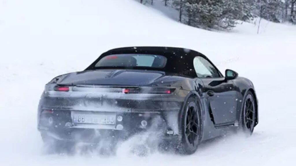 Porsche 911 2025 preto na neve