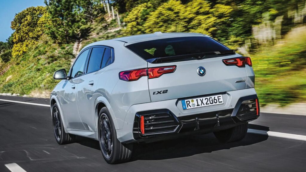 Traseira do BMW iX2 2025.