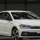 VW Virtus GTS branco na diagonal.