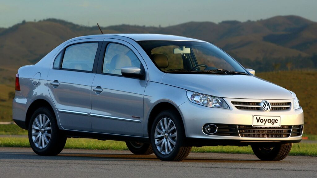 Volkswagen Voyage prata na diagonal.