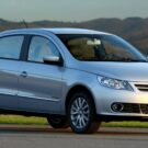 Volkswagen Voyage prata na diagonal.