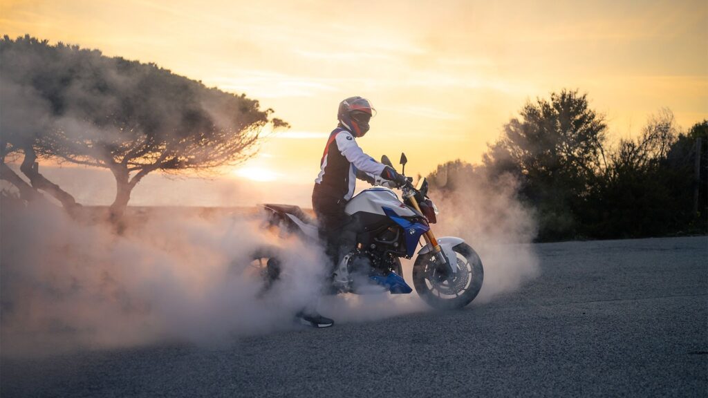 BMW F 900 R 2025 fazendo burnout.