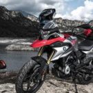 BMW G 310 GS 2025 em montanha.