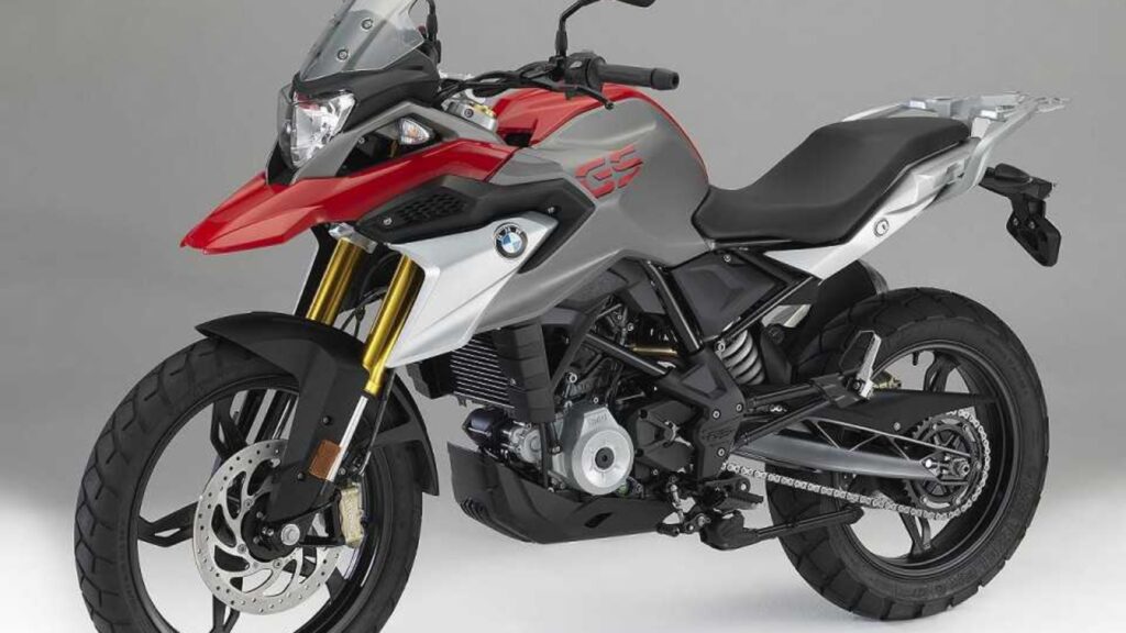 BMW G 310 GS 2025 na diagonal.