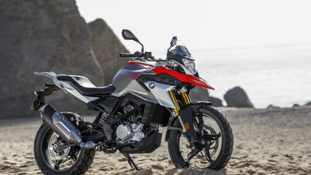 BMW G 310 GS 2025 na praia.