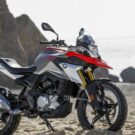 BMW G 310 GS 2025 na praia.