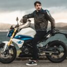 BMW G 310 R 2025 perto do mar.