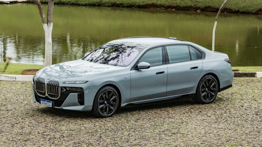 BMW i7 2025 na diagonal.