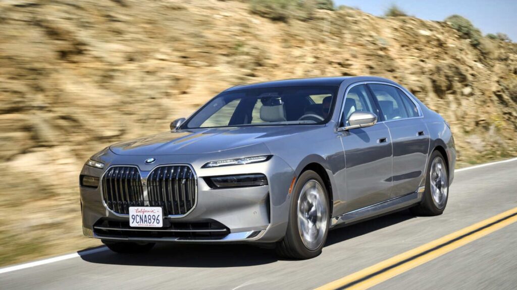 BMW i7 2025 na estrada.