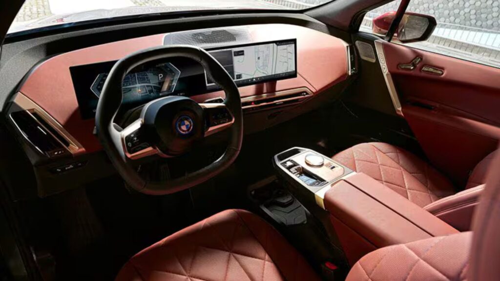 Interna do BMW iX 2025.