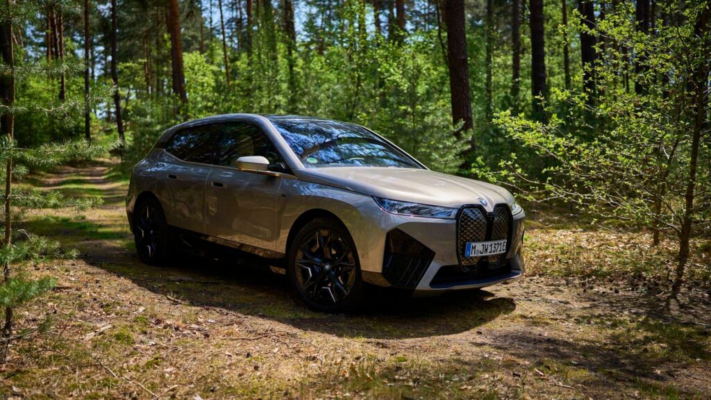 BMW iX 2025. na diagonal.