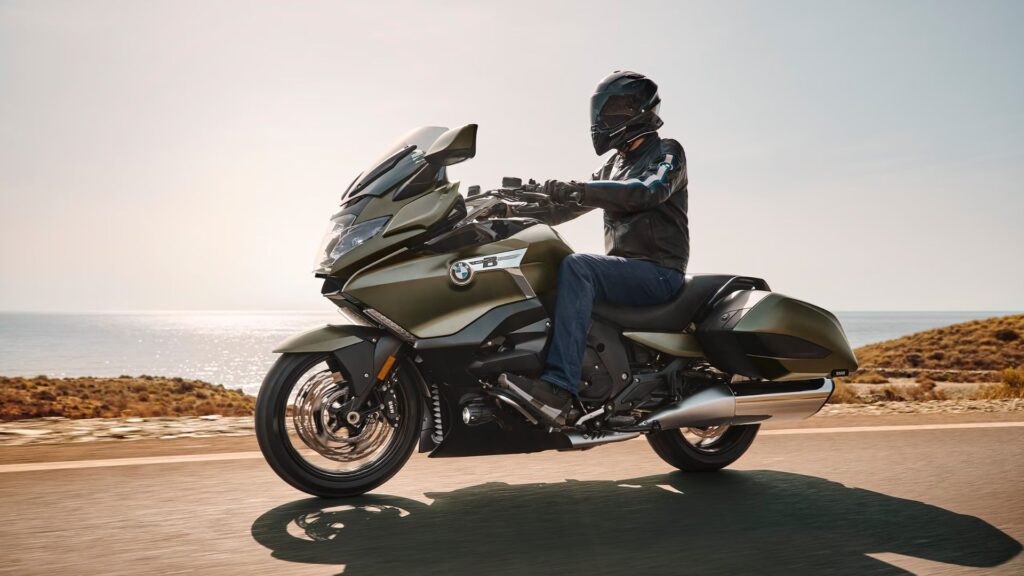 BMW K 1600 B 2025 na estrada.