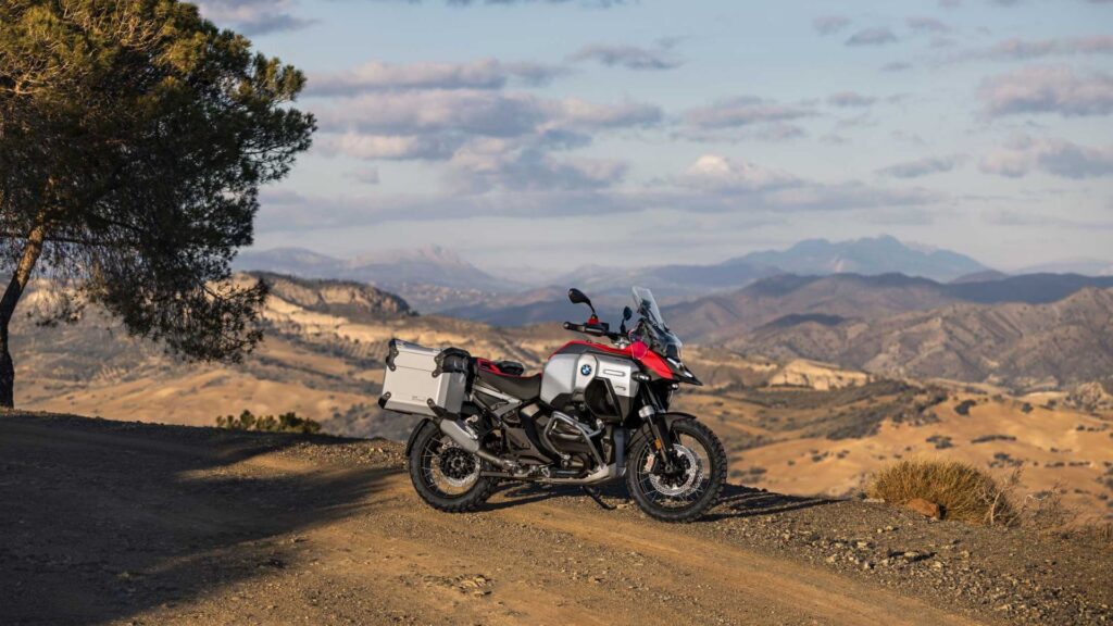 Lateral da BMW R 1250 GS 2025.