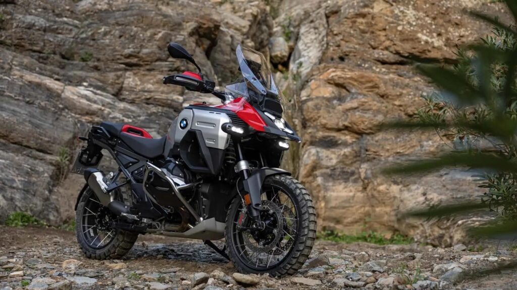 BMW R 1250 GS Adventure 2025 na diagonal.