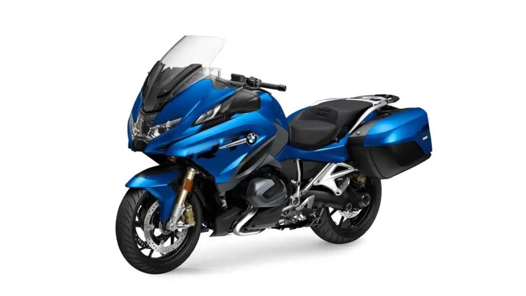 BMW R 1250 RT 2025 azul na diagonal.