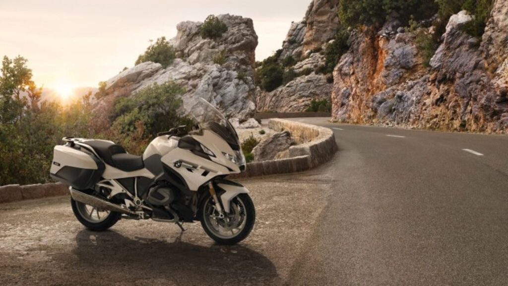 BMW R 1250 RT 2025 estacionada.