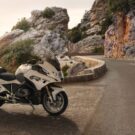 BMW R 1250 RT 2025 estacionada.