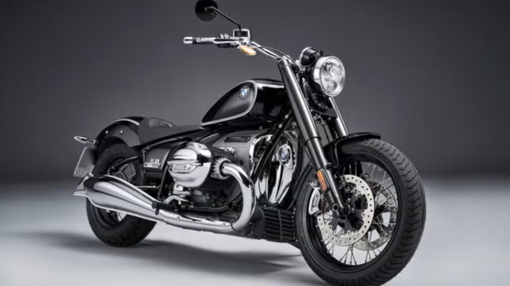 BMW R 18 2025 em fundo cinza.