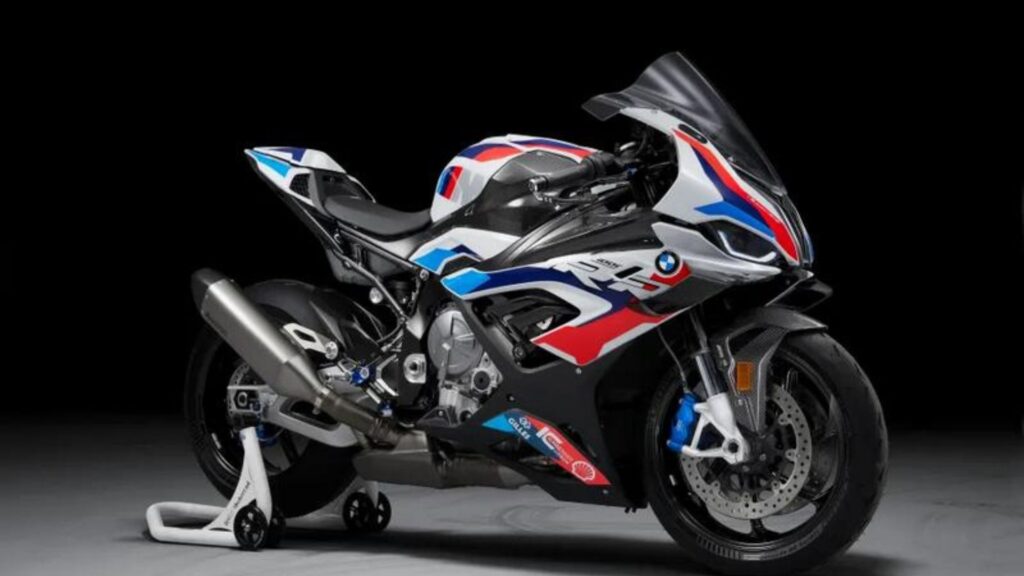 BMW S 1000 RR 2025 no descanso.