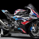 BMW S 1000 RR 2025 no descanso.
