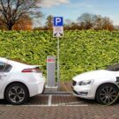 Carros elétricos carregando