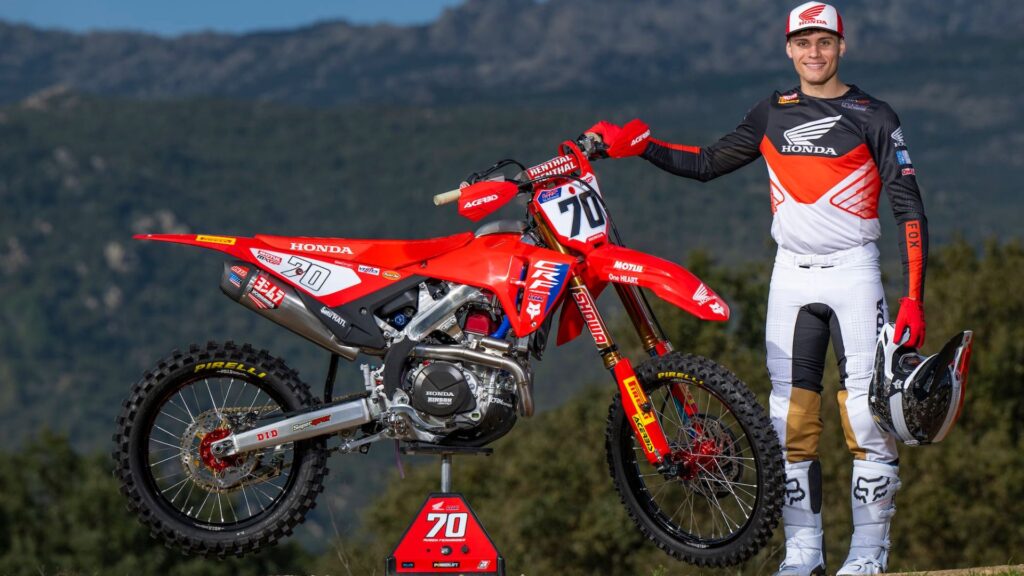 Honda CRF 450 2025 parada com piloto ao lado.
