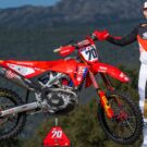 Honda CRF 450 2025 parada com piloto ao lado.