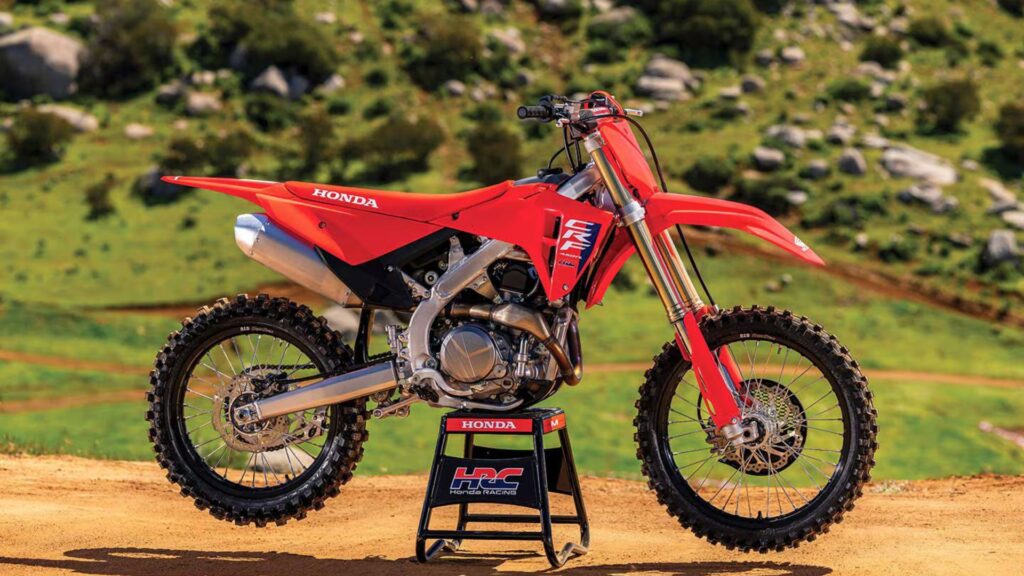 Honda CRF 450 2025 parada em pista de motocross.