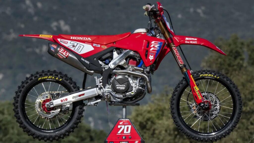 Honda CRF 450 2025 parada em pé de descanso.