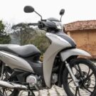 Honda Biz 2025 estacionada.