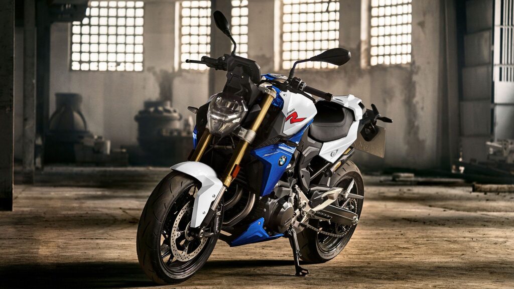Dianteira da BMW F 900 R 2025.