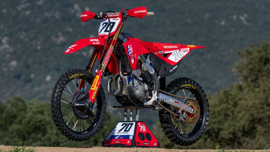 Honda CRF 450 2025 parada.