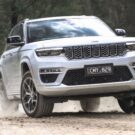 Jeep Grand Cherokee 2025 branco na estrada de terra.